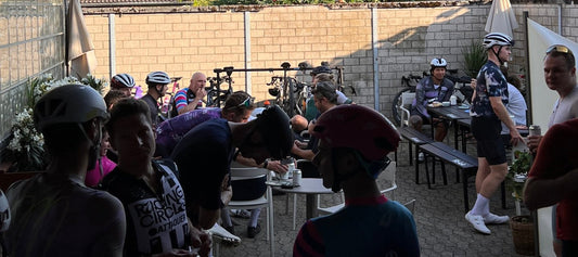 Gäste und Radfahrer im Innenhof der Beanlab Kaffeerösterei